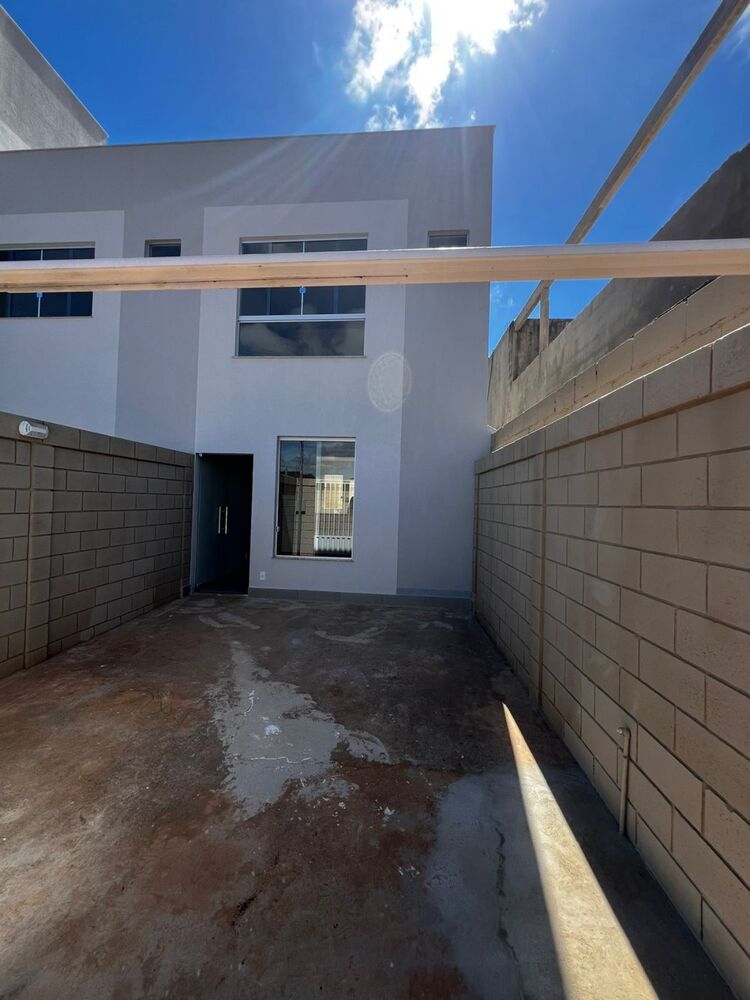 Casa à venda com 2 quartos, 80m² - Foto 1
