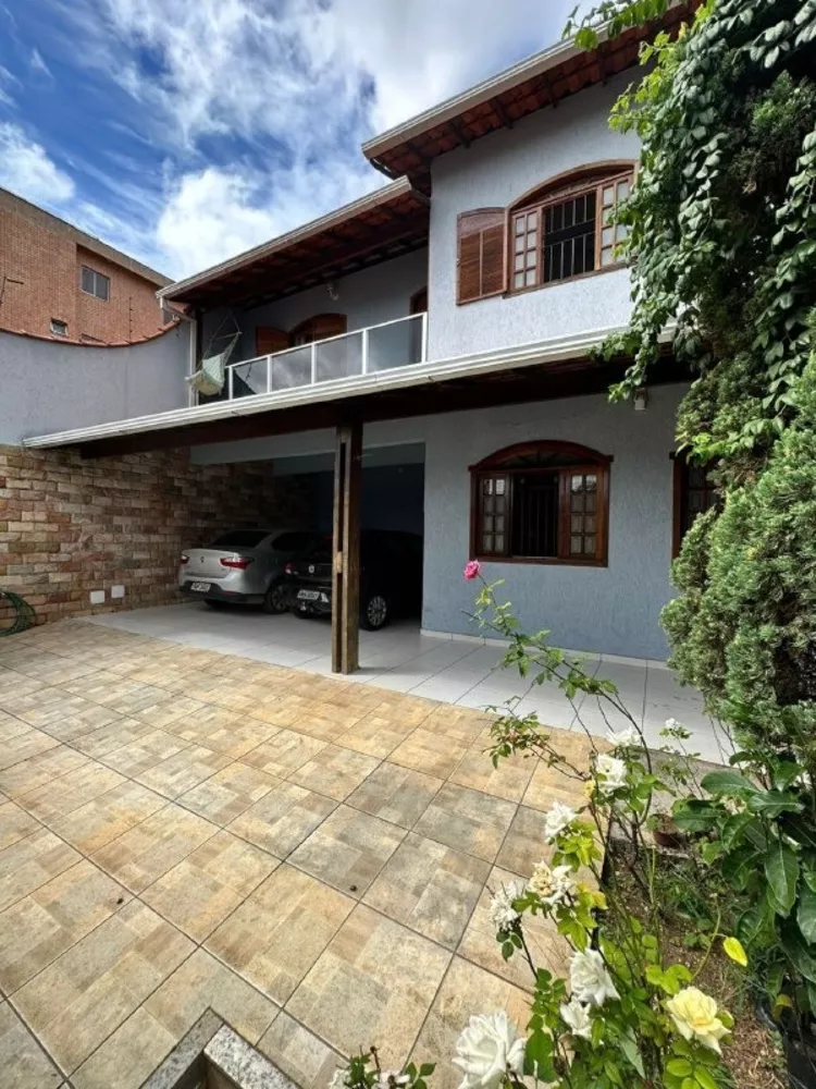 Casa à venda com 5 quartos, 300m² - Foto 1