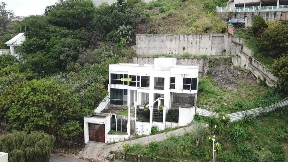 Casa à venda com 4 quartos, 300m² - Foto 2