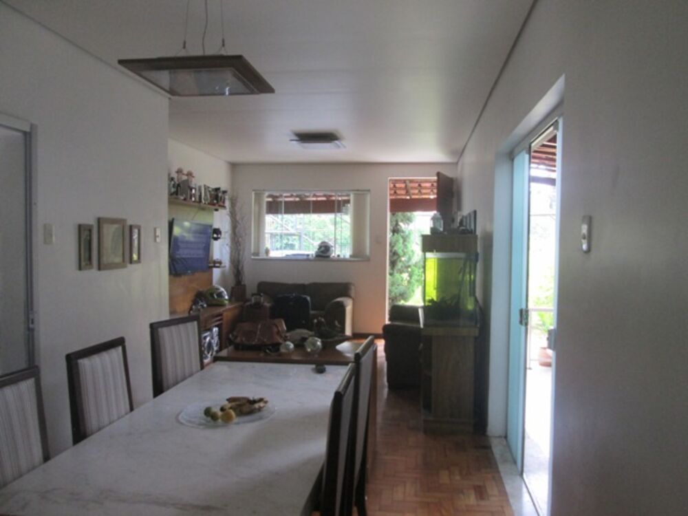 Casa à venda com 3 quartos, 209m² - Foto 1