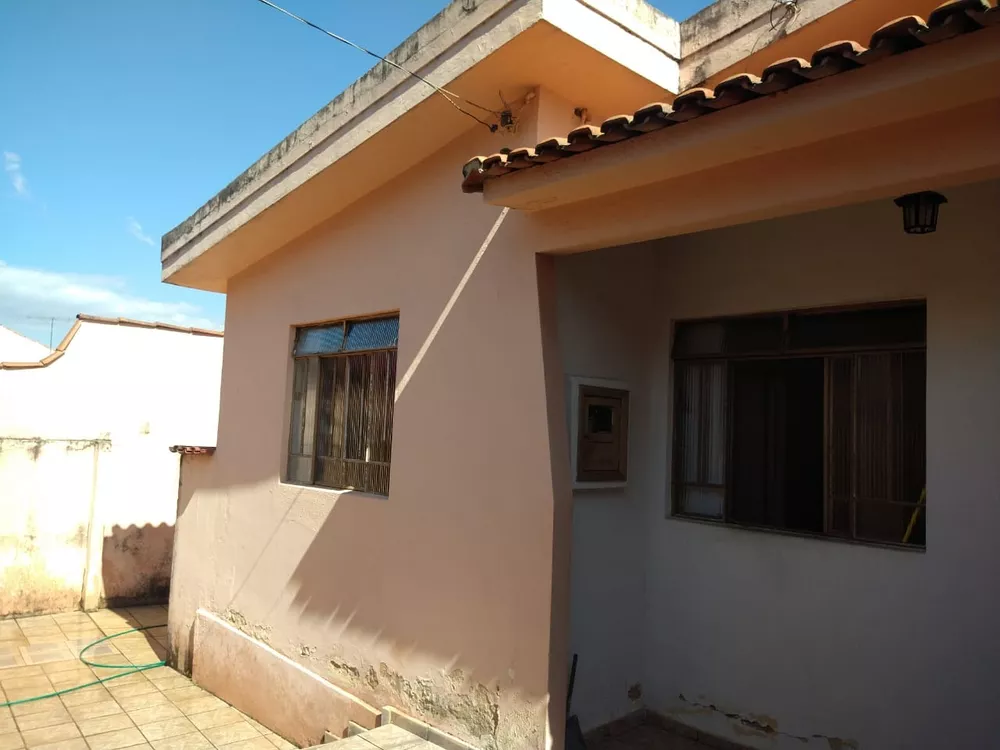 Casa à venda com 3 quartos, 250m² - Foto 1