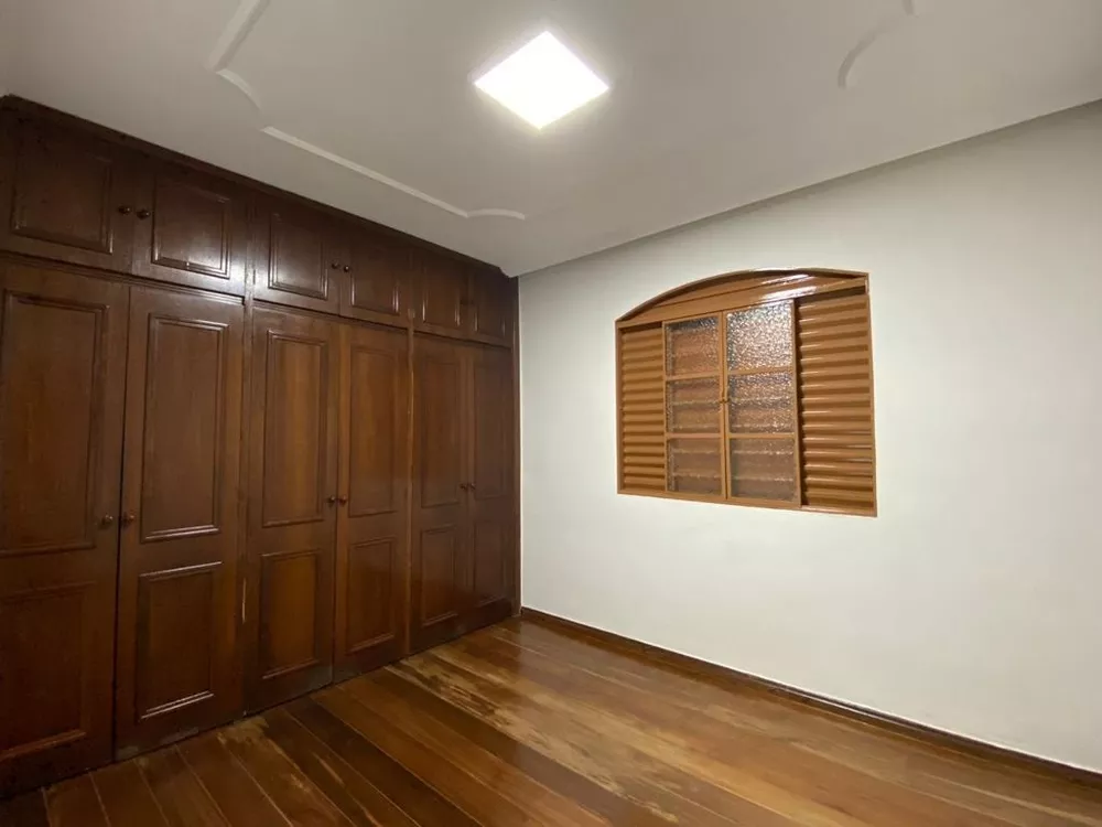 Casa à venda com 4 quartos, 230m² - Foto 8