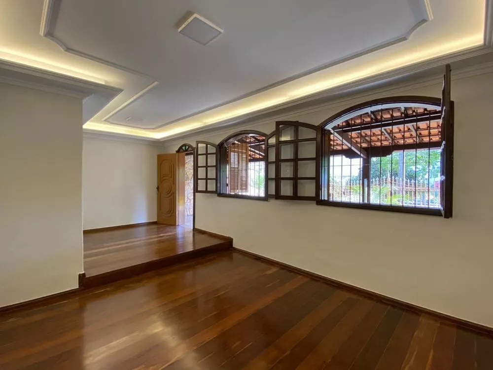 Casa à venda com 4 quartos, 230m² - Foto 3