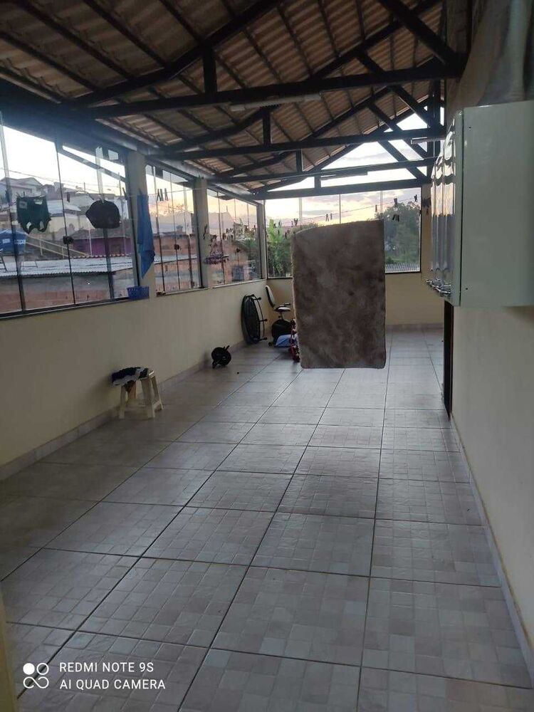 Casa à venda com 3 quartos, 230m² - Foto 2