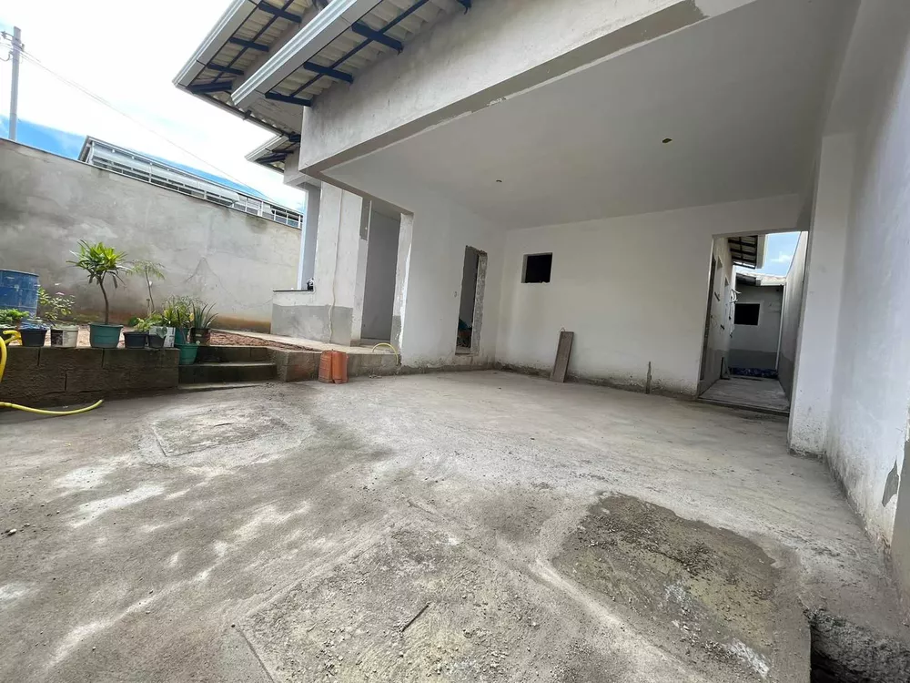 Casa à venda com 4 quartos, 300m² - Foto 1