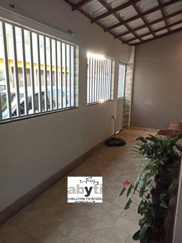 Casa à venda com 5 quartos, 180m² - Foto 2