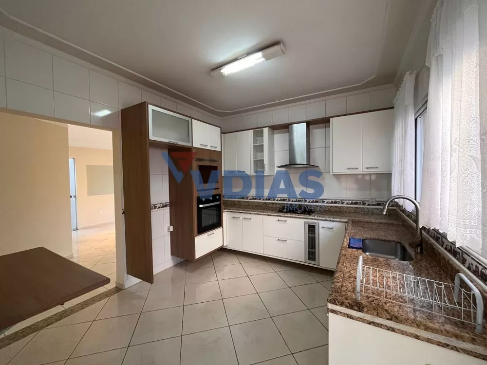 Casa de Condomínio para alugar com 3 quartos, 300m² - Foto 5