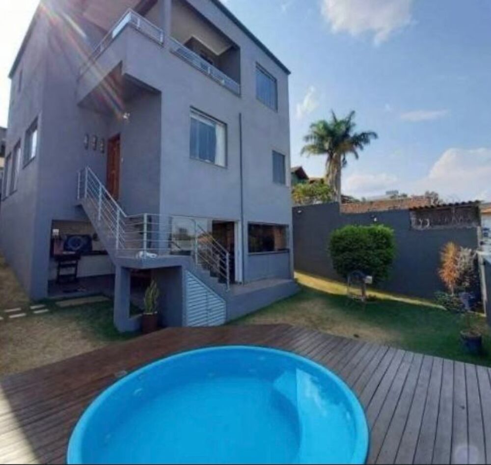 Casa à venda com 4 quartos, 313m² - Foto 1
