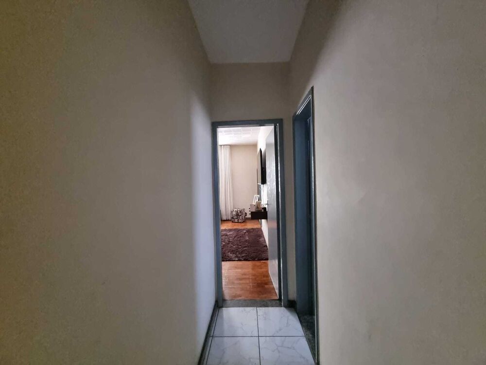 Casa à venda com 5 quartos, 240m² - Foto 4