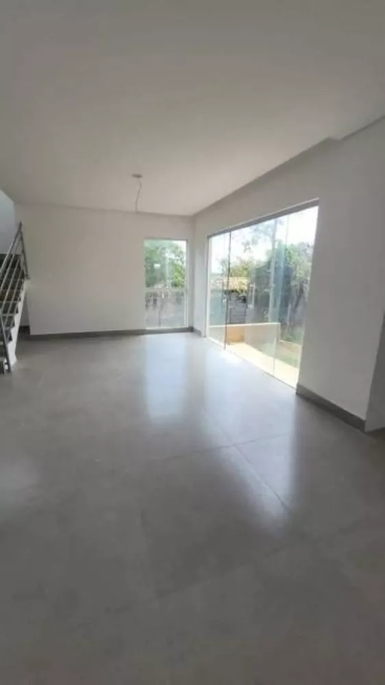 Casa de Condomínio à venda com 4 quartos, 181m² - Foto 2