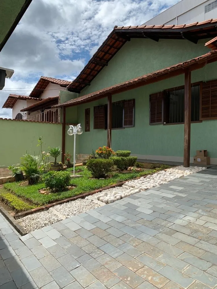 Casa, 5 quartos, 230 m² - Foto 1