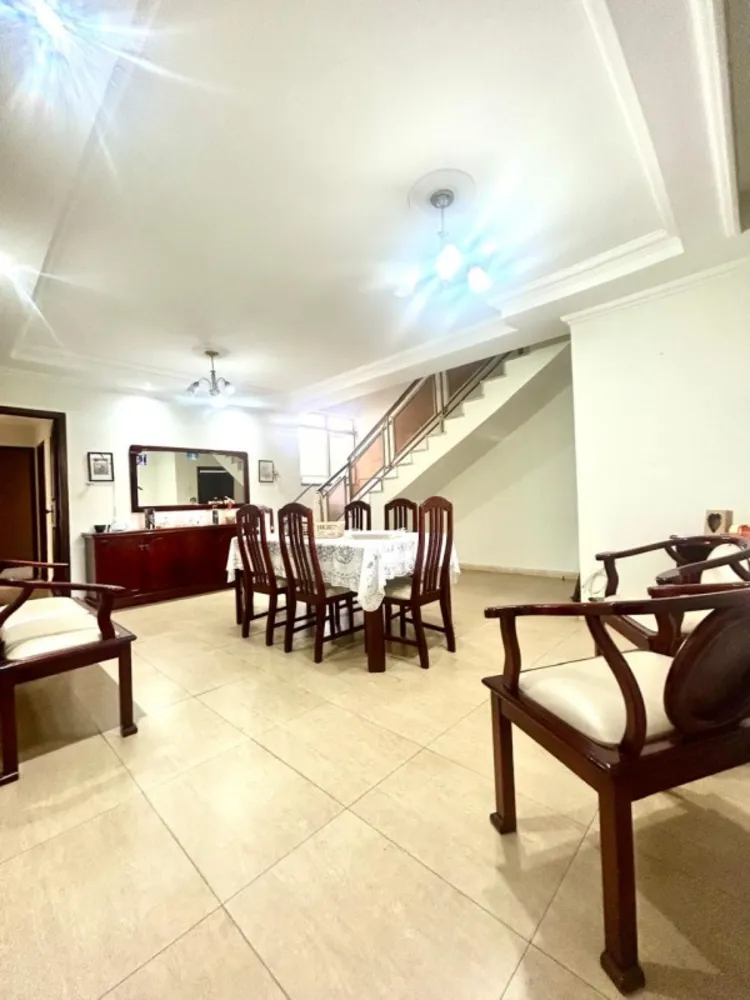 Casa, 5 quartos, 240 m² - Foto 1