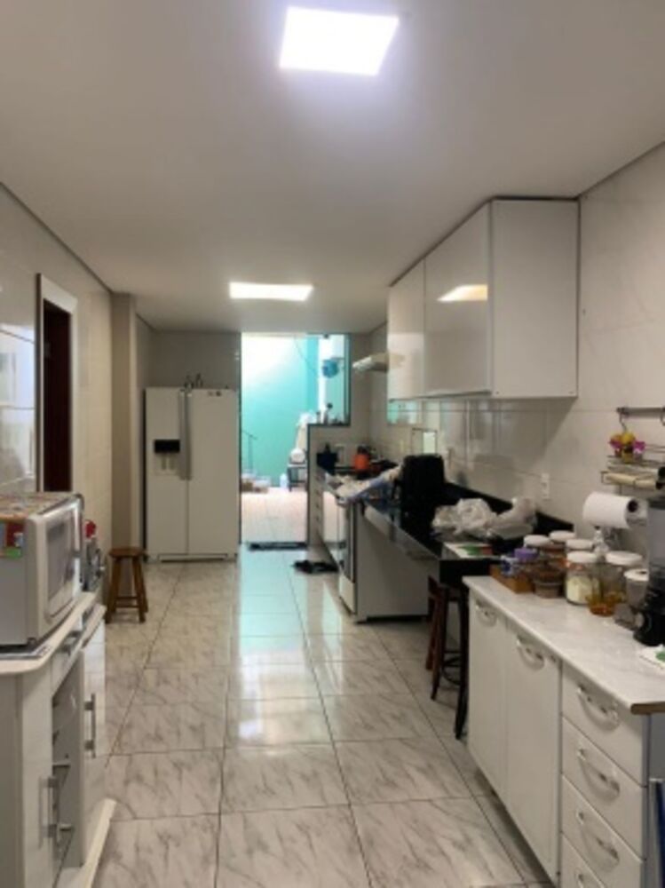 Casa à venda com 3 quartos, 210m² - Foto 1