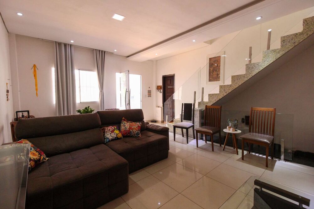 Casa à venda com 6 quartos, 280m² - Foto 1