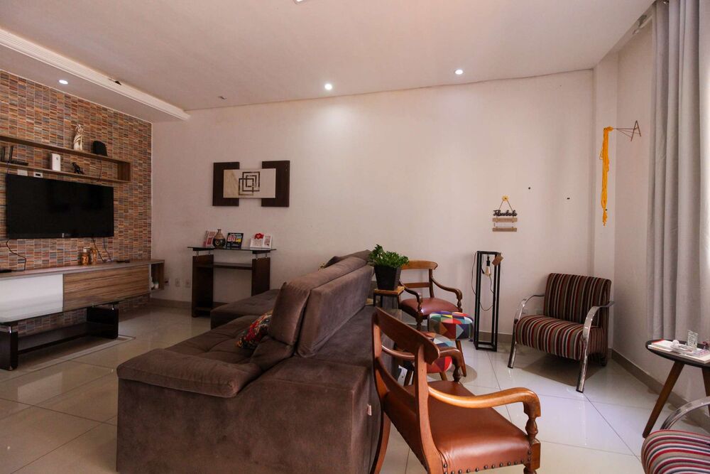 Casa à venda com 6 quartos, 280m² - Foto 2