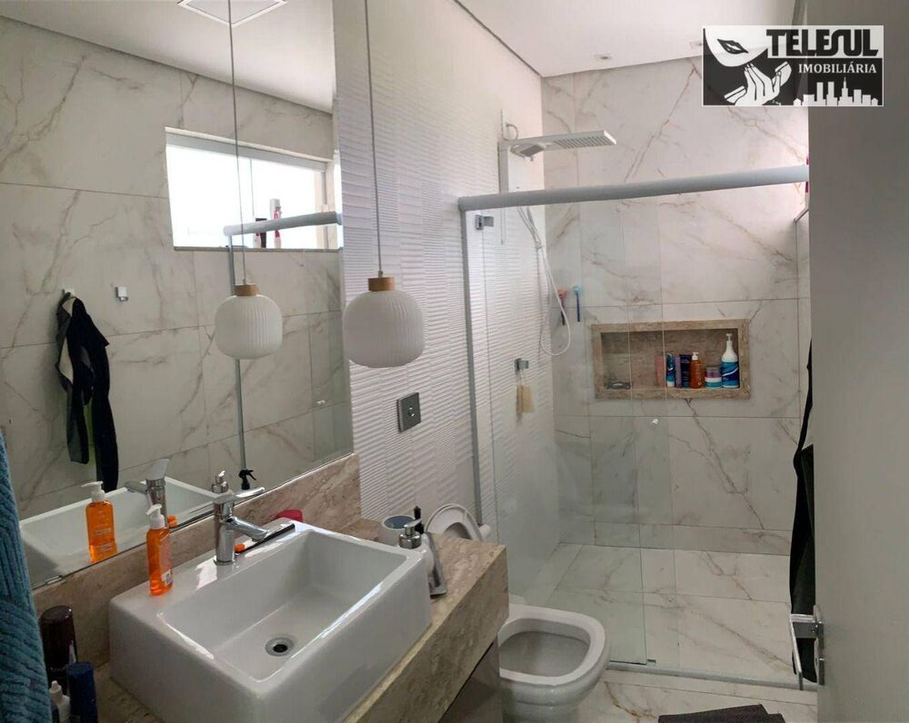 Casa à venda com 3 quartos, 300m² - Foto 1