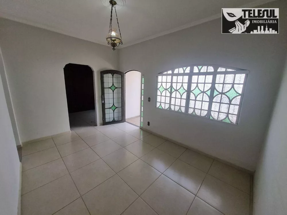 Casa para alugar com 3 quartos, 300m² - Foto 2