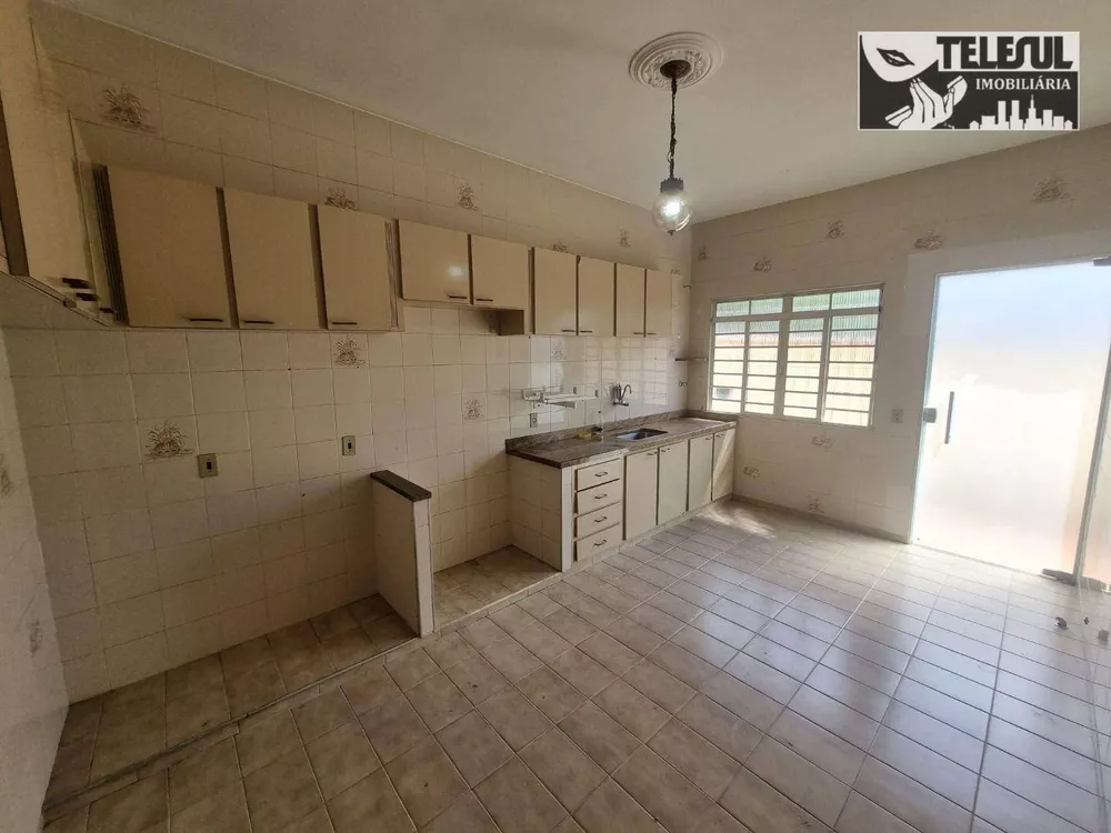 Casa para alugar com 3 quartos, 300m² - Foto 12