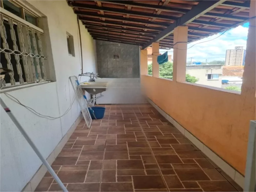 Casa à venda com 3 quartos, 223m² - Foto 1