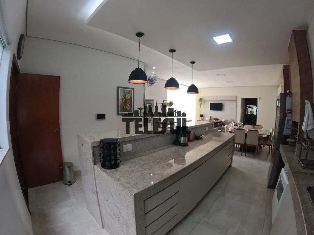 Casa, 4 quartos, 225 m² - Foto 1