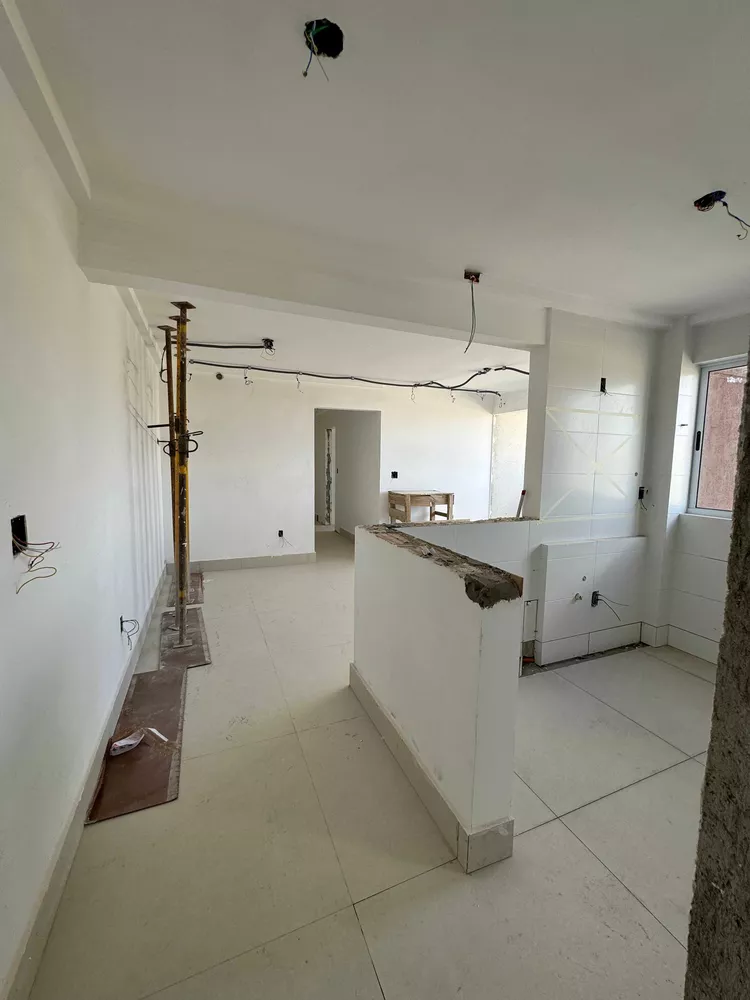 Apartamento à venda com 3 quartos, 173m² - Foto 2