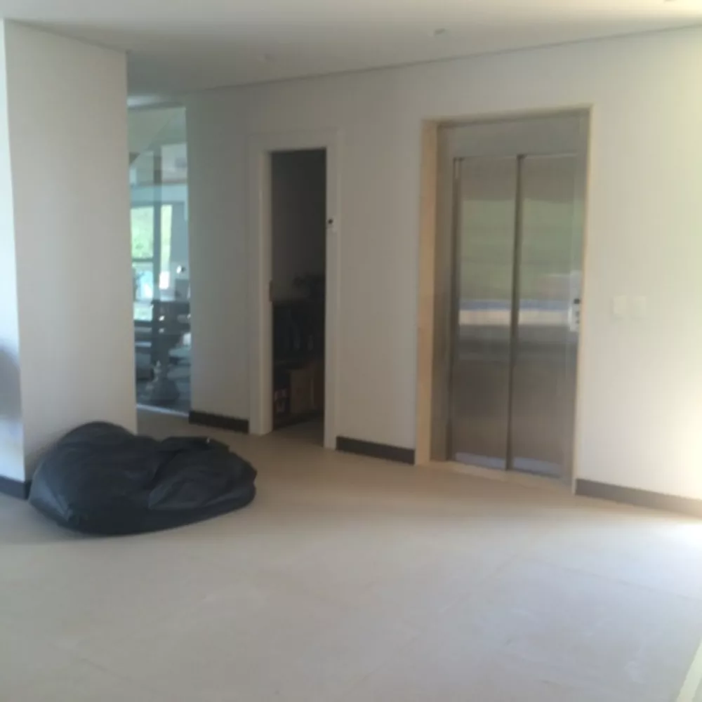 Casa à venda com 4 quartos, 600m² - Foto 2