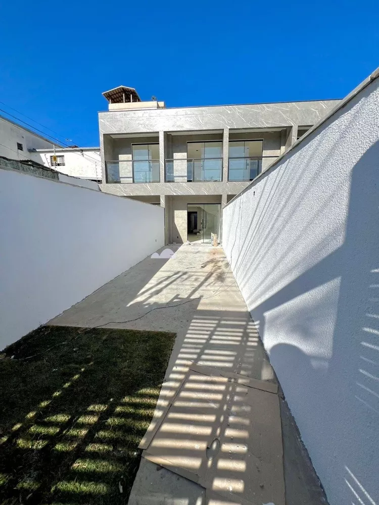 Casa à venda com 2 quartos, 100m² - Foto 1