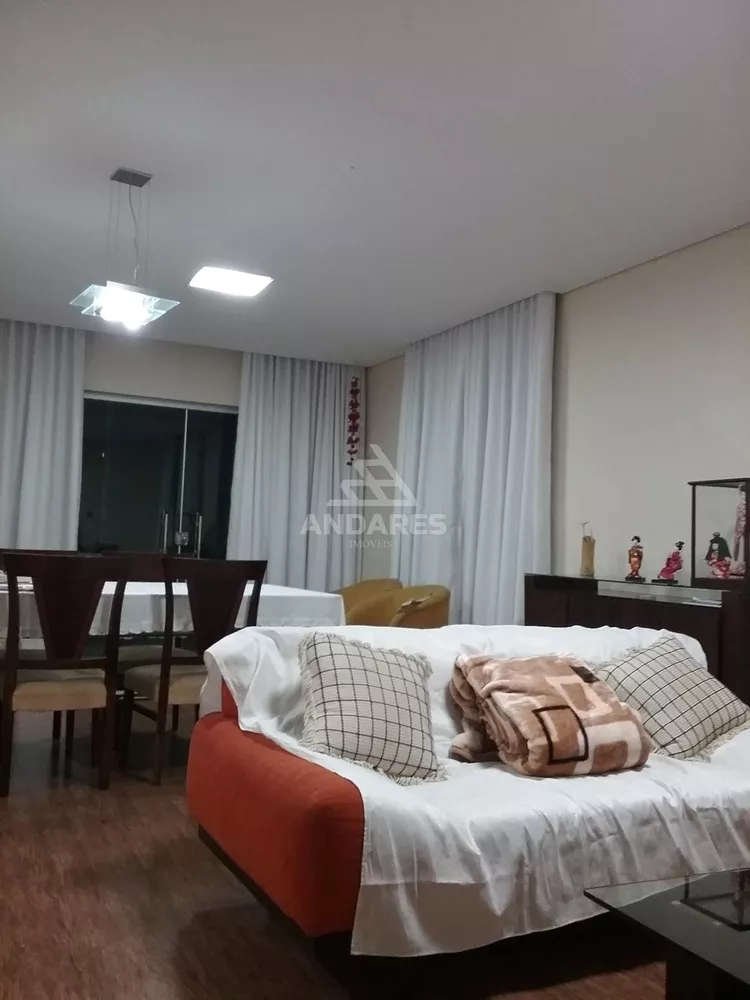 Casa à venda com 5 quartos, 220m² - Foto 2