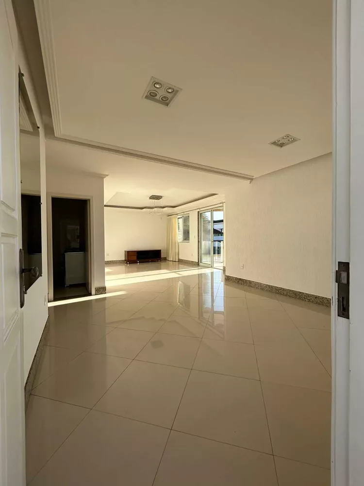 Casa à venda com 4 quartos, 251m² - Foto 1