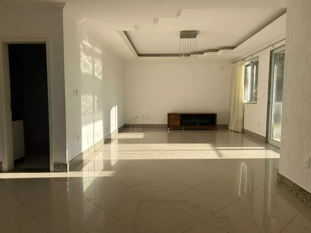 Casa à venda com 4 quartos, 251m² - Foto 2