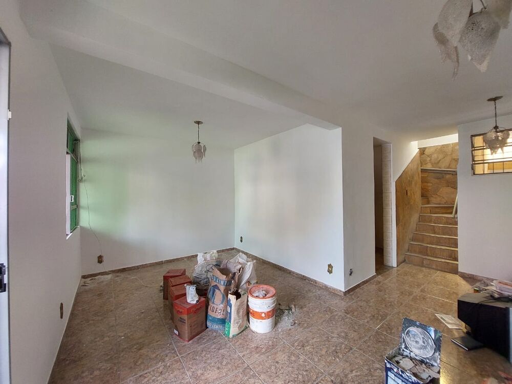 Casa à venda com 6 quartos, 190m² - Foto 4