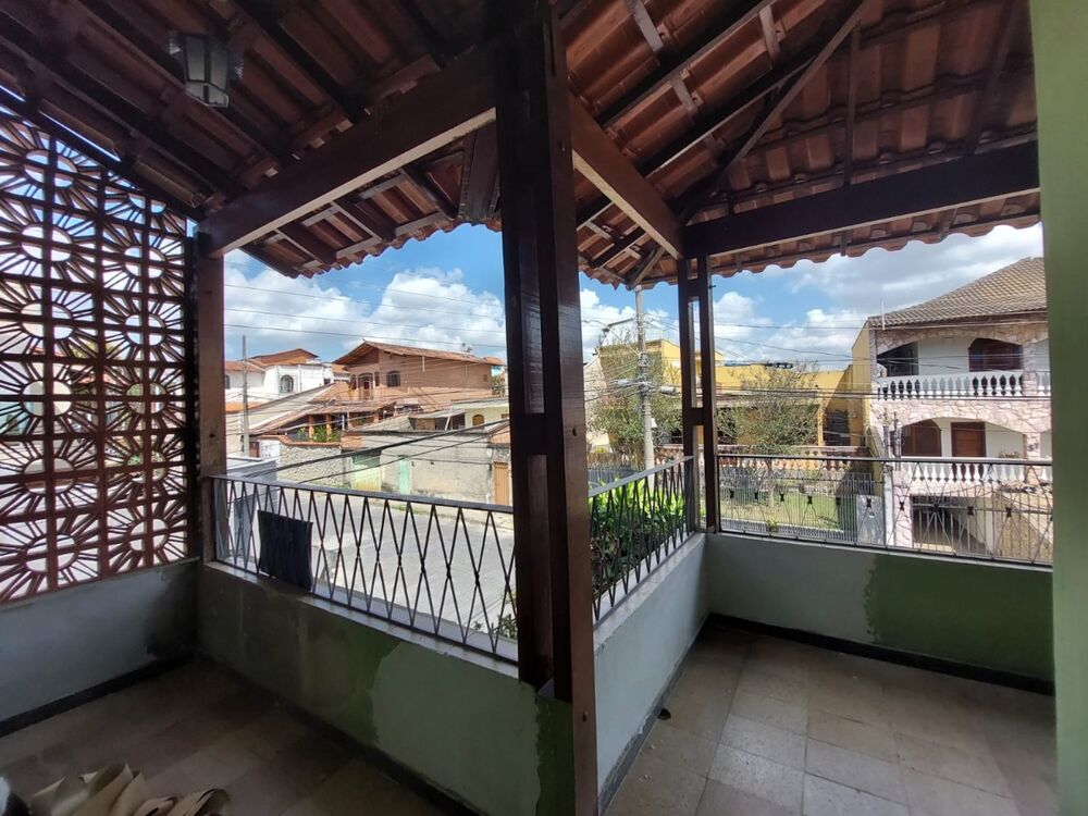 Casa à venda com 6 quartos, 190m² - Foto 1