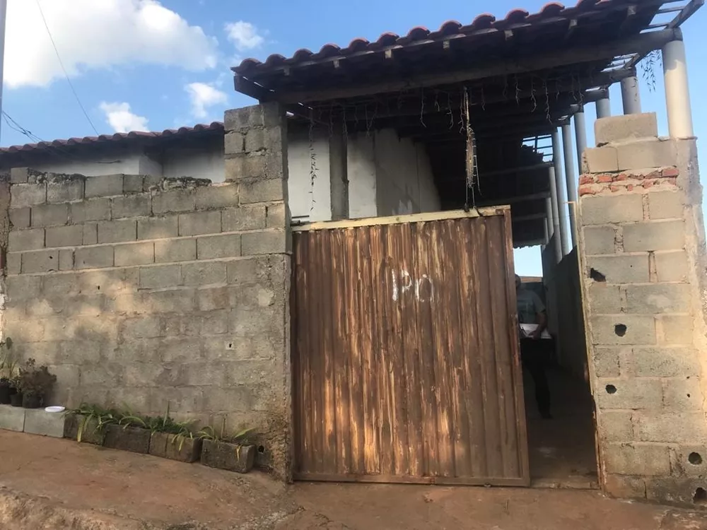 Casa à venda com 3 quartos, 240m² - Foto 2