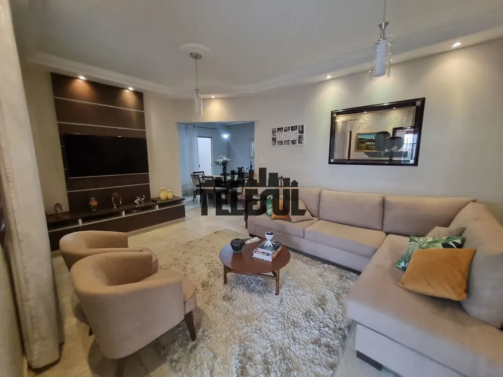 Casa, 3 quartos, 245 m² - Foto 1