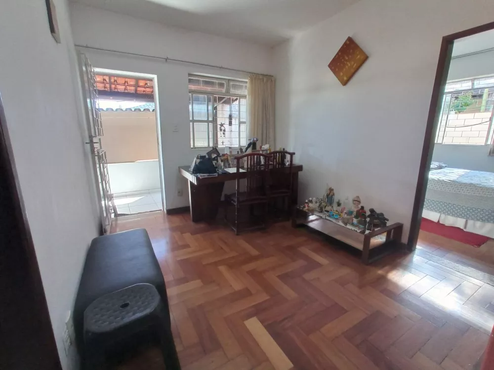 Casa à venda com 3 quartos, 158m² - Foto 1