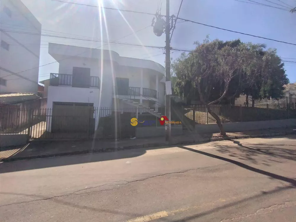 Casa para alugar com 3 quartos, 300m² - Foto 1