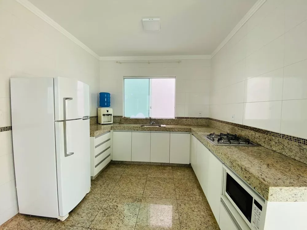 Casa à venda com 3 quartos, 210m² - Foto 5