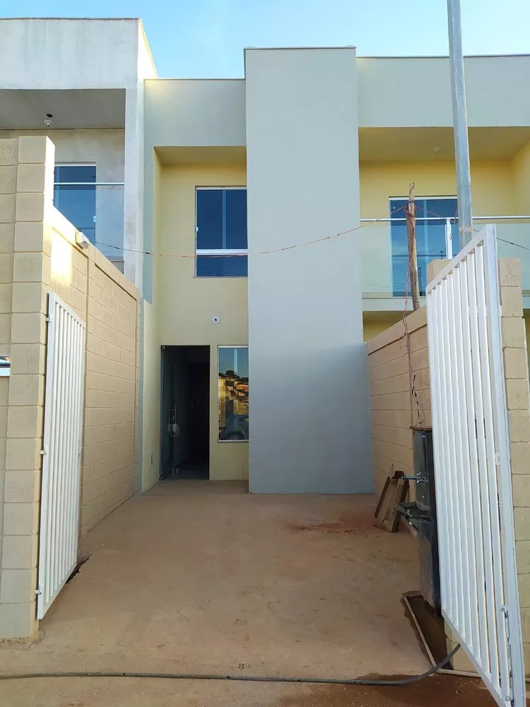 Casa à venda com 2 quartos, 60m² - Foto 1