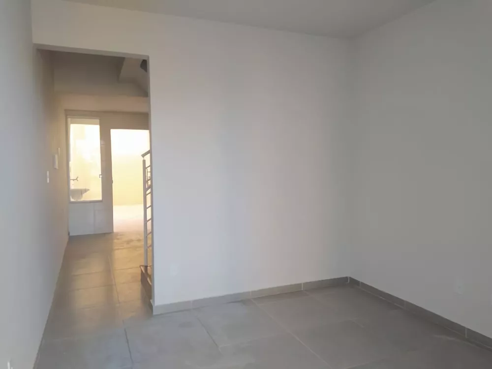 Casa à venda com 2 quartos, 60m² - Foto 8