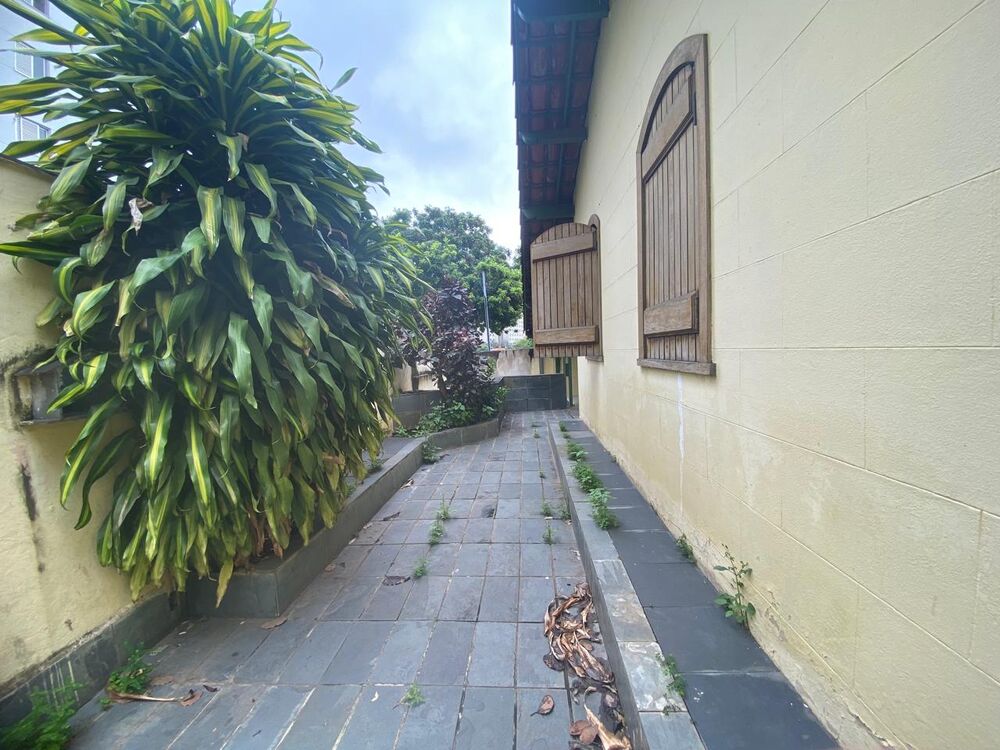 Casa à venda com 4 quartos, 378m² - Foto 1