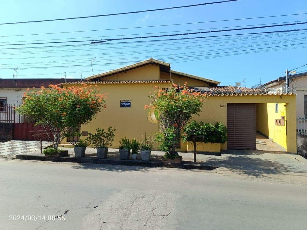 Casa à venda com 6 quartos, 239m² - Foto 1