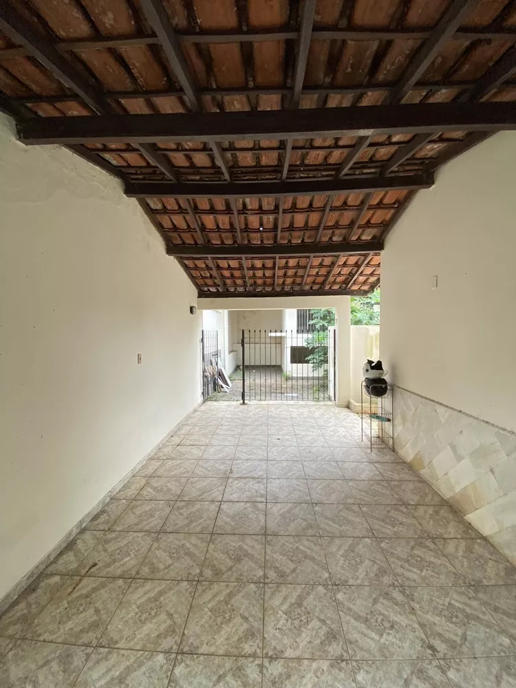 Casa à venda com 4 quartos, 250m² - Foto 1