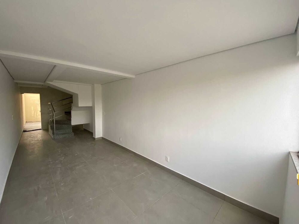 Casa à venda com 2 quartos, 100m² - Foto 1