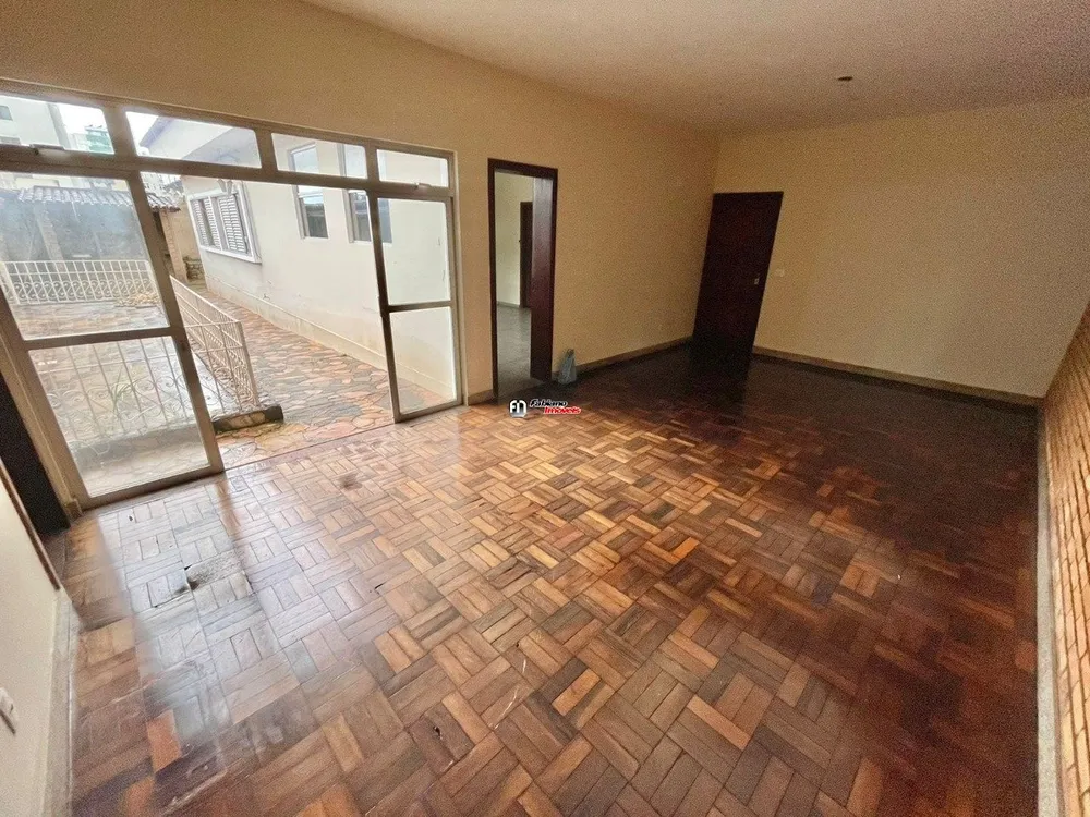 Casa, 4 quartos, 241 m² - Foto 1