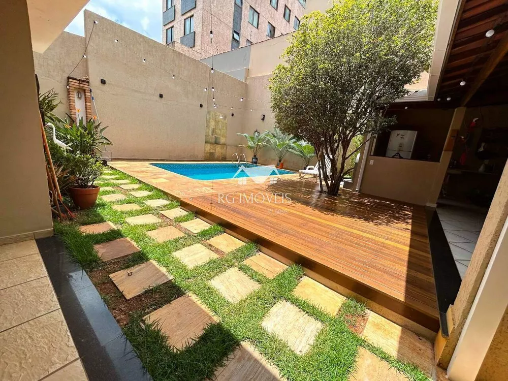 Casa à venda com 3 quartos, 360m² - Foto 1