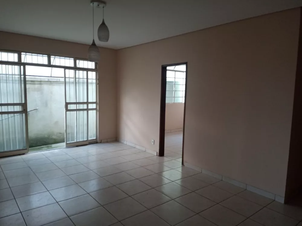 Casa à venda com 4 quartos, 207m² - Foto 1