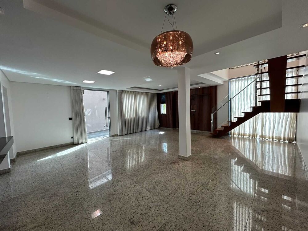 Casa à venda com 3 quartos, 260m² - Foto 1