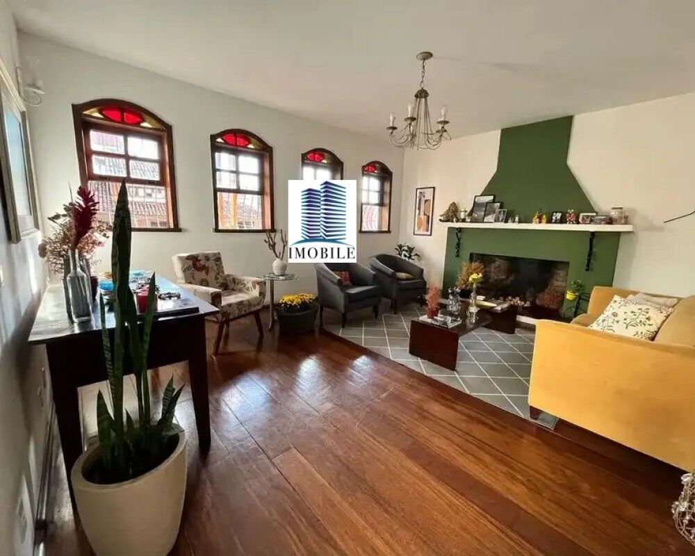 Casa à venda com 7 quartos, 270m² - Foto 1