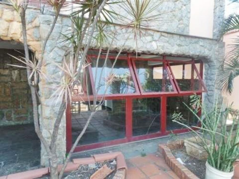 Casa à venda com 3 quartos, 246m² - Foto 2