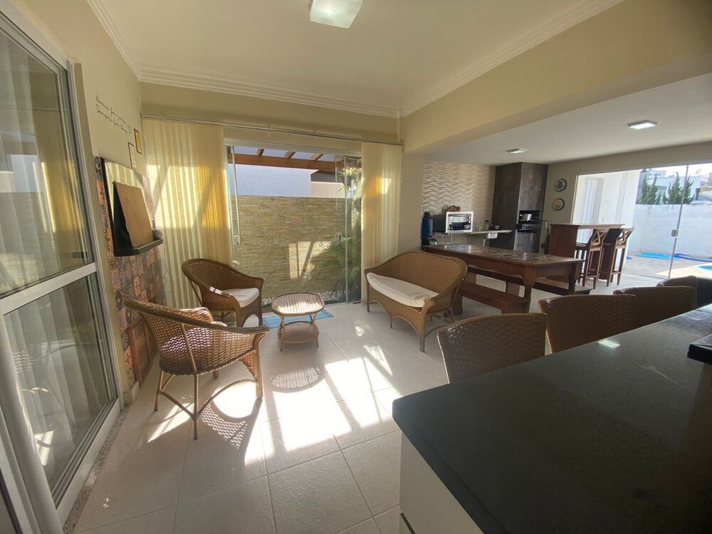 Casa à venda com 4 quartos, 140m² - Foto 1
